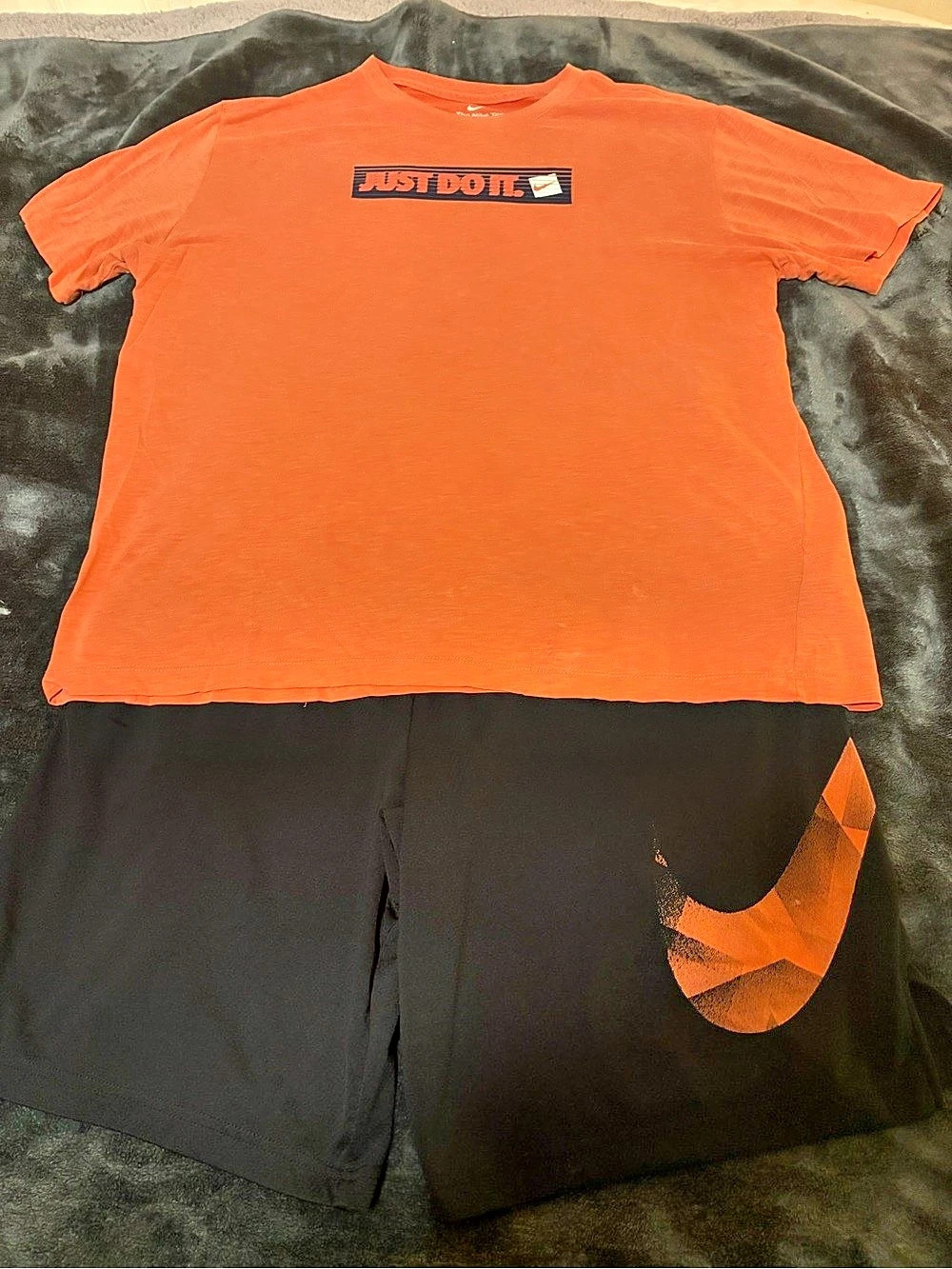 Nike Orange & Black Short-Sleeve Athletic Set
Like New Size Large in Shorts and
